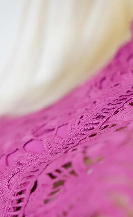 Chi Chi London mini ruzicasta haljina cipka detalji
