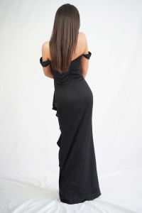 Forever Unique dugacka crna haljina spustene naramenice