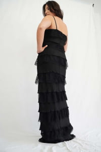 Forever Unique maxi crna haljina s cipkastim i plisiranim volanima