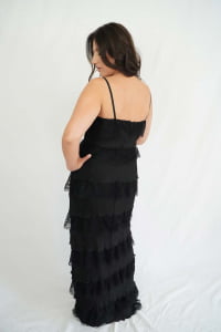 Forever Unique maxi crna haljina s cipkastim i plisiranim volanima